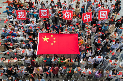 我與國(guó)旗合個(gè)影祝福祖國(guó)媽媽&ldquo;生日快樂(lè)&rdquo;